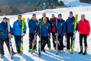 Zufriedene Gesichter des OK-Teams nach der bestandenen Schneekontrolle durch FIS-Renndirektor Hannes Trinkl (2. v. l.) © Skiing Penguin