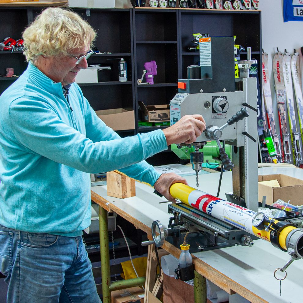 Christian Steinbach in seiner Werkstatt in Oberndorf bei Kitzbühel © Skiing Penguin