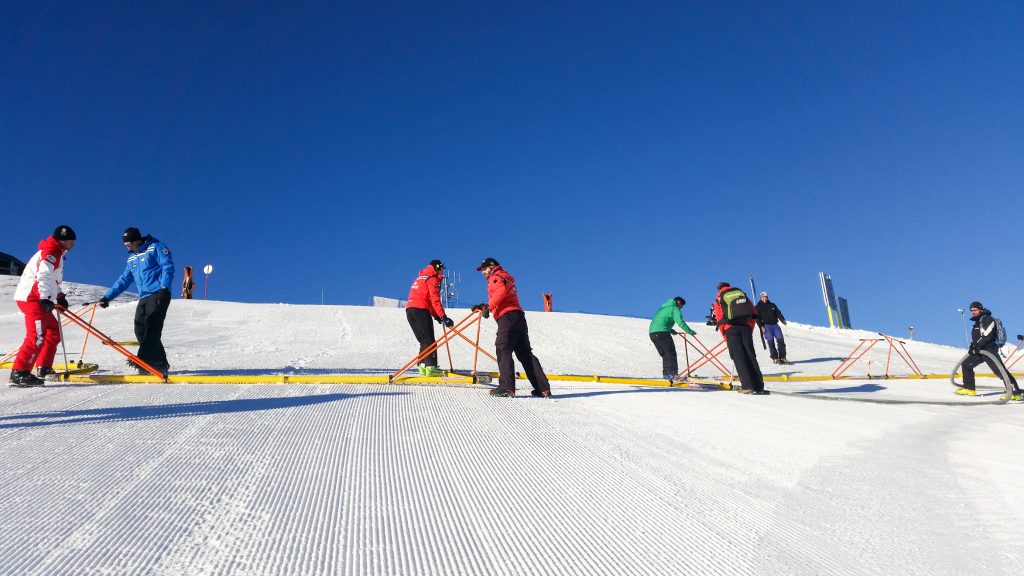 Mit mehreren Sprühbalken und genügend Manpower kann eine Abfahrtspiste in wenigen Stunden präpariert werden © Steinbach alpin