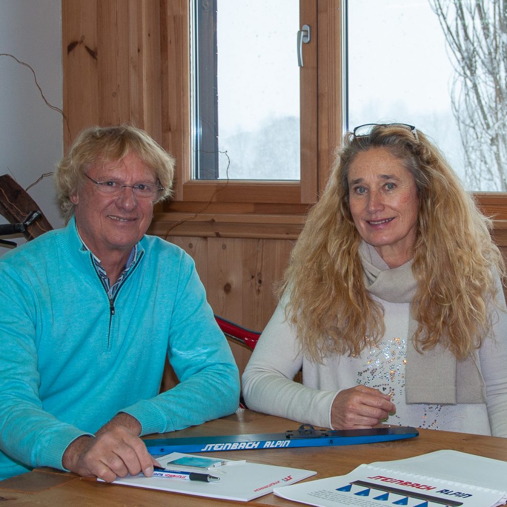 Christian Steinbach und Gitti Weber erklären, wie der Sprühbalken funktioniert © Skiing Penguin