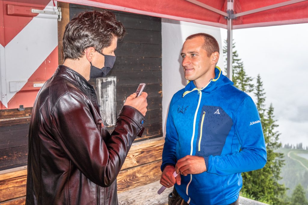 Matthias Mayer beim Interview neben dem Starthaus auf der Streif © Skiing Penguin