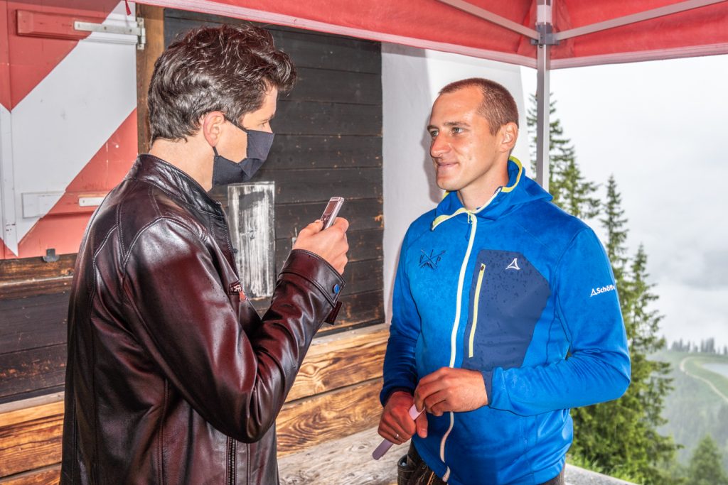 Matthias Mayer beim Interview neben dem Starthaus auf der Streif © Skiing Penguin 