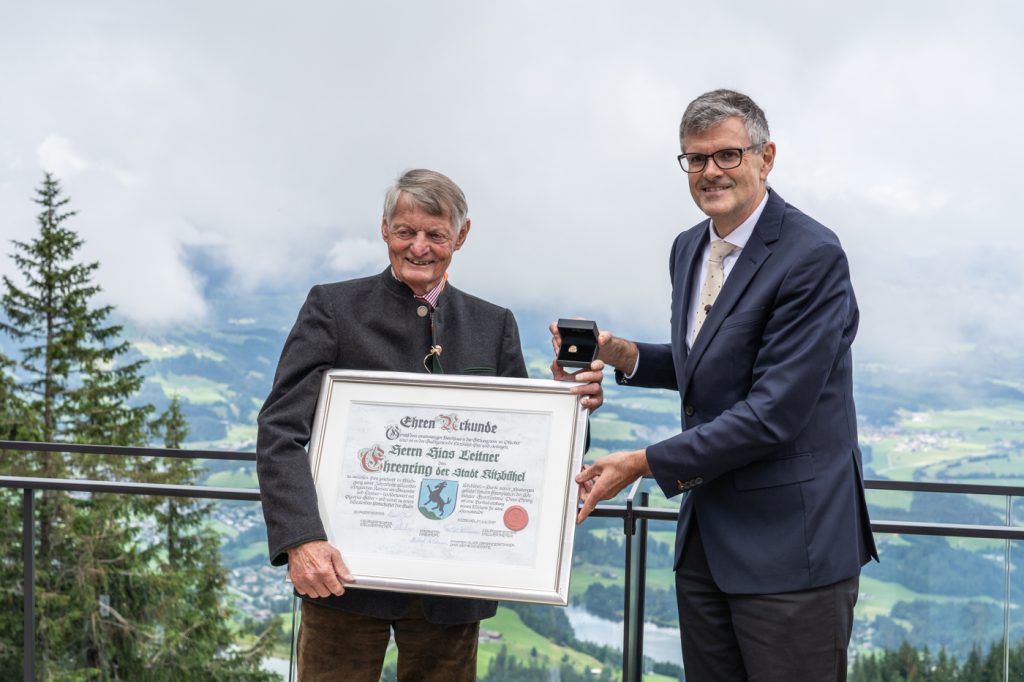 Im Zuge der Eröffnung wurde Hias Leitner (links) von Bürgermeister Klaus Winkler der Ehrenring der Stadt Kitzbühel verliehen © alpinguin