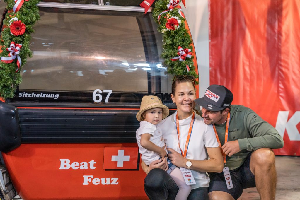 Beat Feuz mit seiner Partnerin Katrin und Tochter Clea vor seiner Gondel © alpinguin