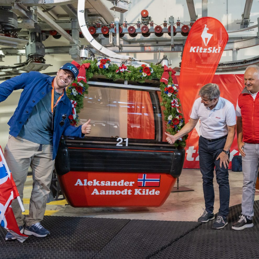 Aleksander Aamodt Kildes Gondel trägt die Nummer 21. Die KitzSki-Vorstände Anton Bodner (mitte) und Christian Wörister (rechts) freuen sich mit ihm © alpinguin