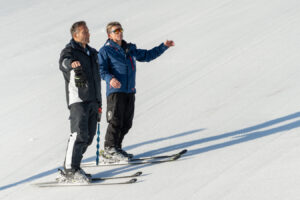 FIS-Renndirektor Hannes Trinkl und Streif-Pistenchef Herbert Hauser bei der Schneekontrolle auf der Streif © alpinguin