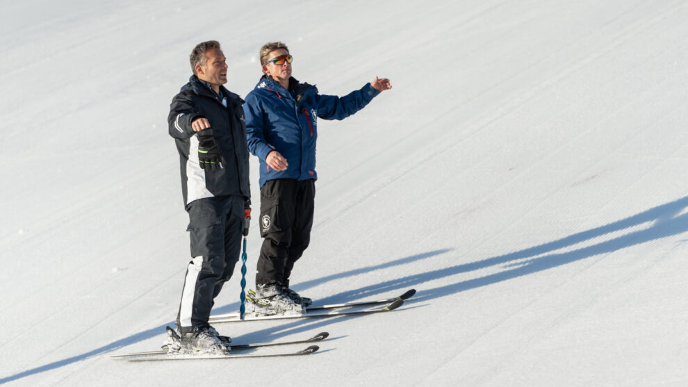 FIS-Renndirektor Hannes Trinkl und Streif-Pistenchef Herbert Hauser bei der Schneekontrolle auf der Streif © alpinguin