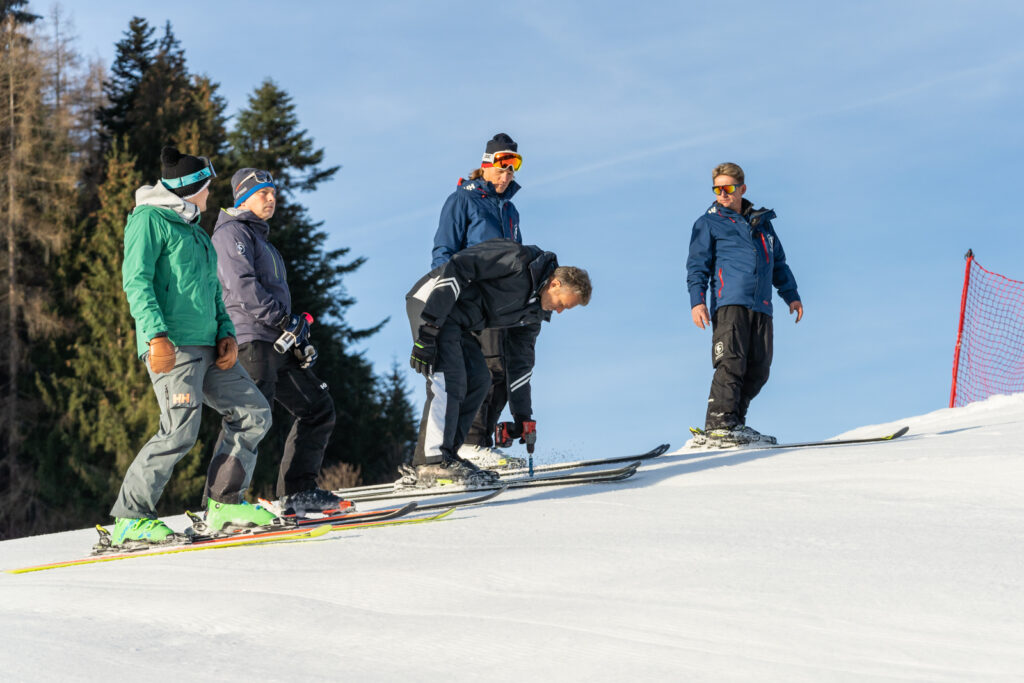 FIS-Renndirektor Hannes Trinkl prüft mittels Bohrung die Schneeauflage © alpinguin