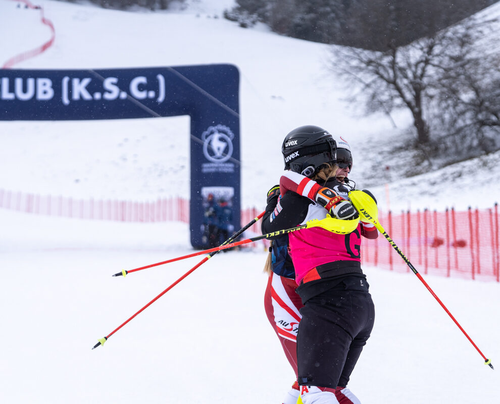 Elina Stary freute sich mit Guide Anna Stoß über ihren ersten Weltcup-Sieg © alpinguin