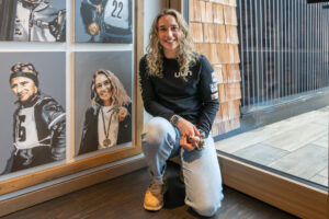 Avital Carroll mit ihrem Porträt an der Wall of Fame des Kitzbüheler Ski Clubs © alpinguin