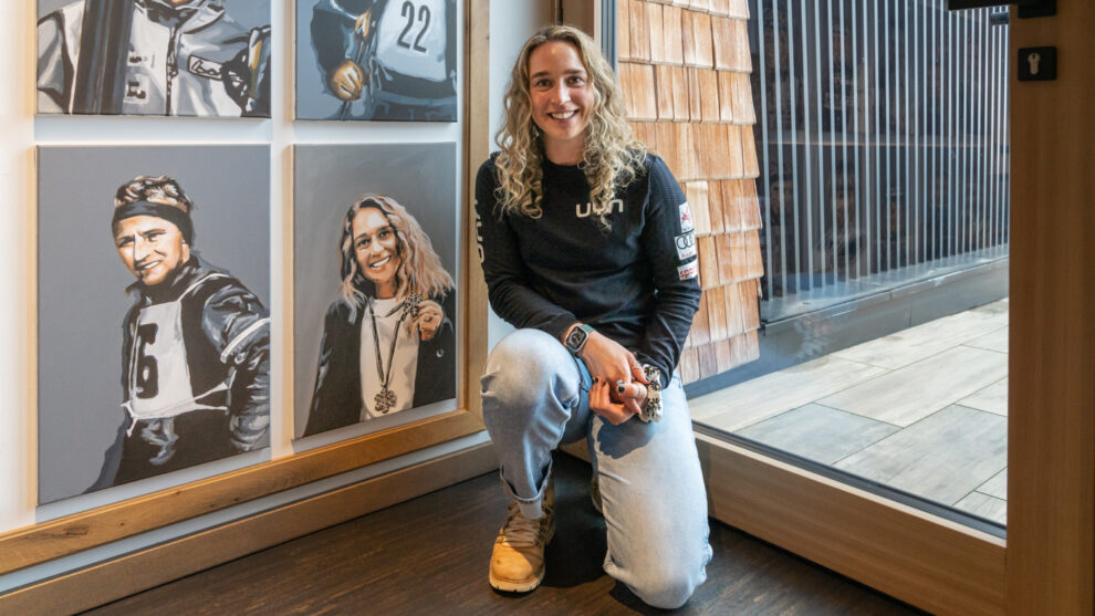 Avital Carroll mit ihrem Porträt an der Wall of Fame des Kitzbüheler Ski Clubs © alpinguin