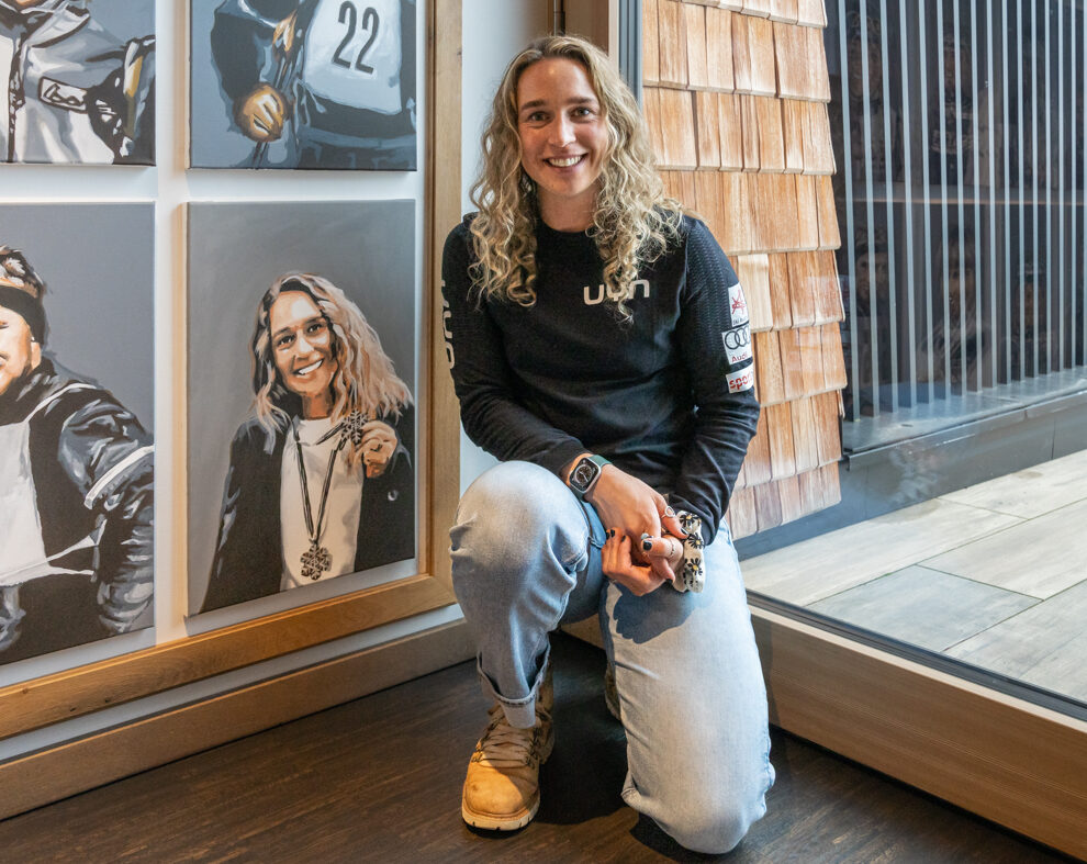 Avital Carroll mit ihrem Porträt an der Wall of Fame des Kitzbüheler Ski Clubs © alpinguin