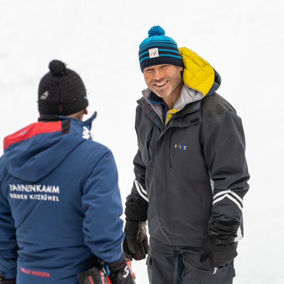 Renndirektor Hannes Trinkl zeigte sich bei der FIS-Schneekontrolle zufrieden mit der Grundpräparierung © KSC/alpinguin