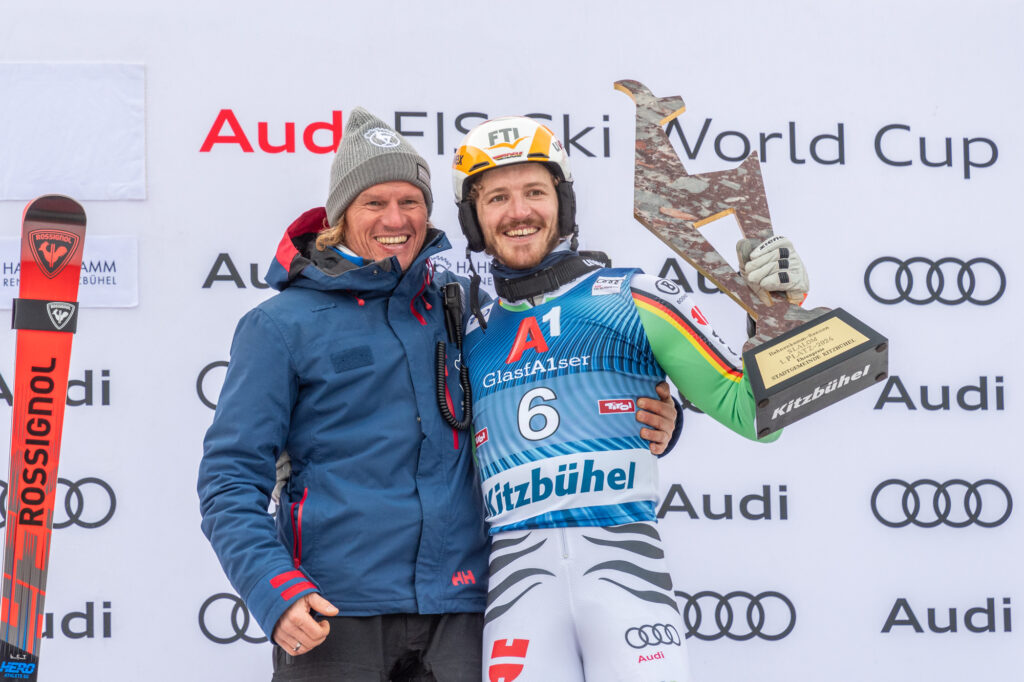 Slalom-Sieger Linus Straßer bekam seine goldene Gams von Rennleiter Mario Mittermayer-Weinhandl überreicht © KSC/Klecha